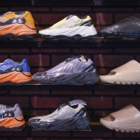 Yeezy-Schuhe von Adidas werden bei Kickclusive, einem Sneaker-Wiederverkaufsladen, ausgestellt. (Bild: Seth Wenig/AP/dpa/Archivbild)
