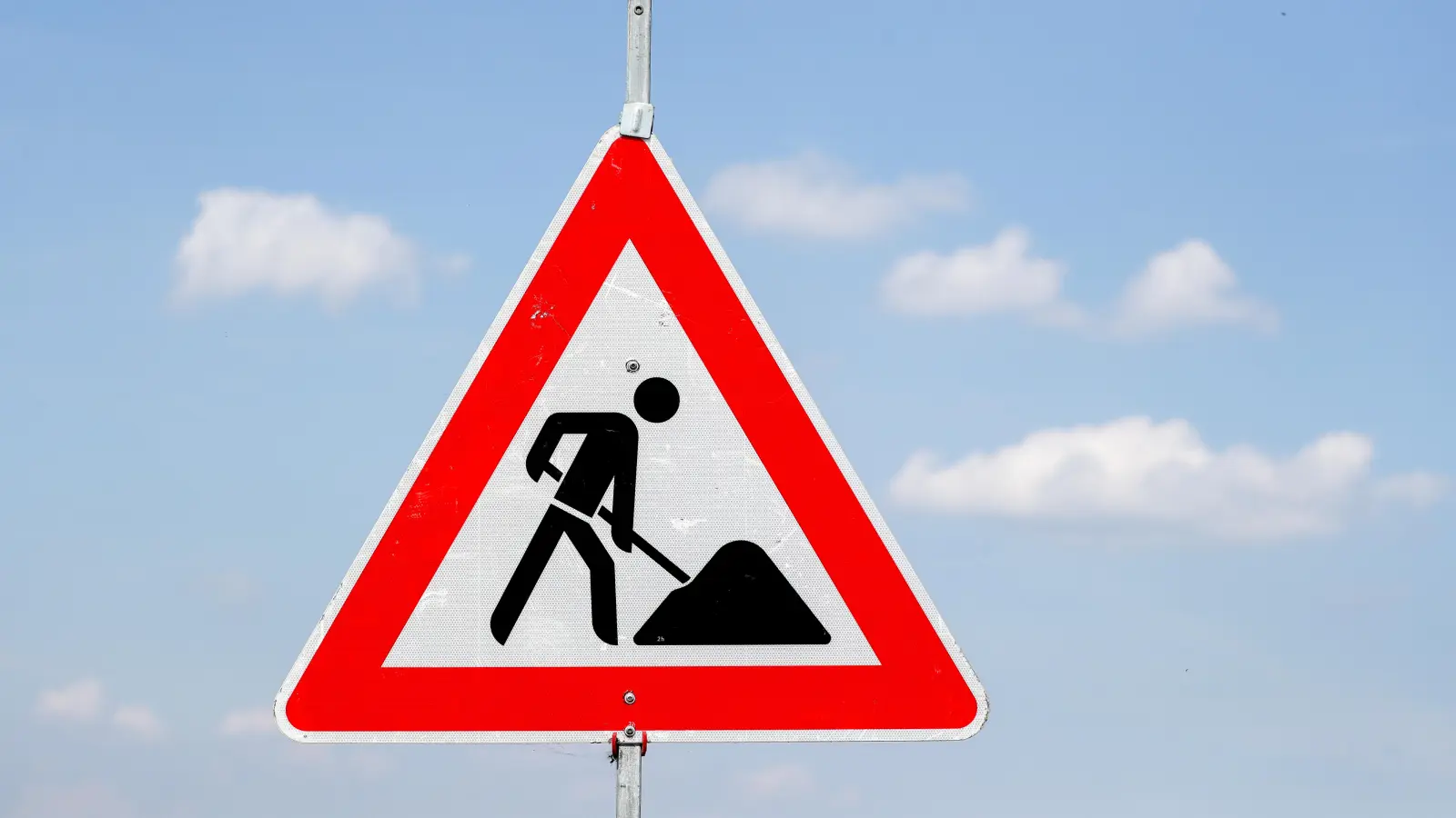 Gleich zwei Umfahrungen gibt es seit 9. Mai auf der B 470 bei Auerbach. Hier müssen Brückenbauwerke erneuert werden. (Symbolbild: Jan Woitas/dpa)