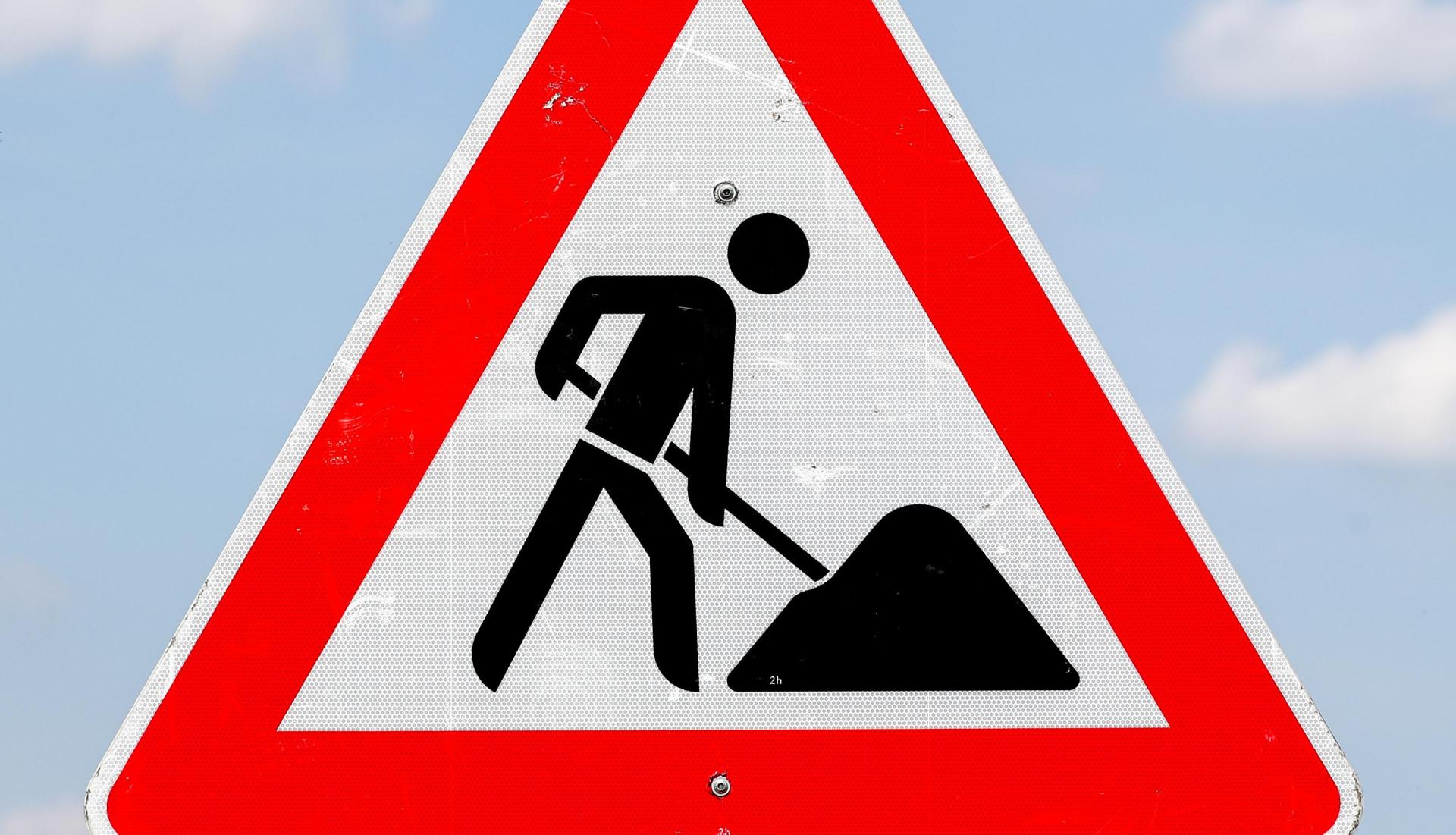 Die Bühlgasse in Sulzbach-Rosenberg wird am Mittwoch für voraussichtlich zwei Wochen für den gesamten Verkehr gesperrt.  (Symbolbild: Jan Woitas/dpa)