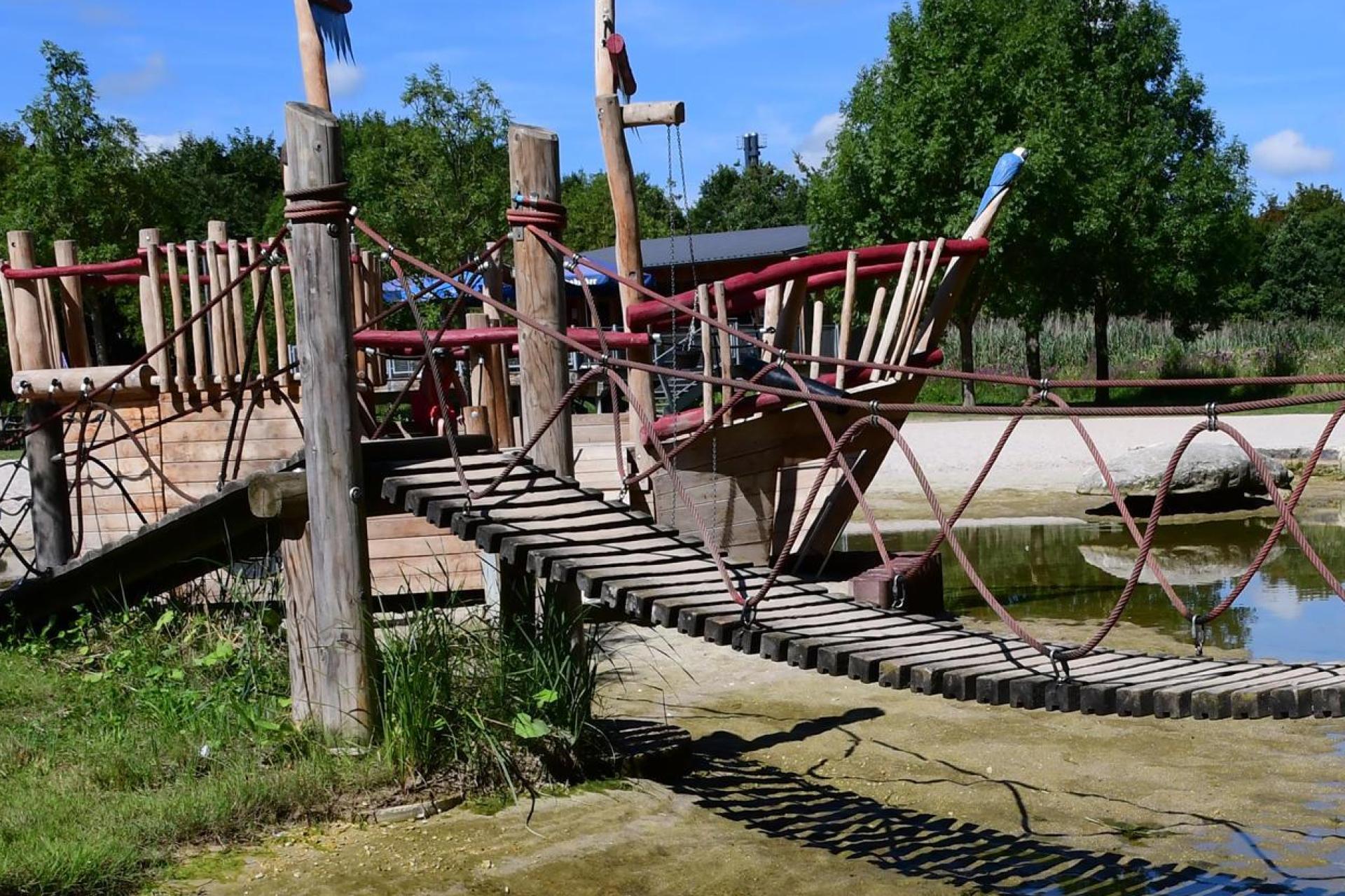 Der Kleinkinderbereich am Amberger Piratenspielplatz ist zum Teil gesperrt. Der Grund: verunreinigtes Wasser. (Archivbild: Petra Hartl)