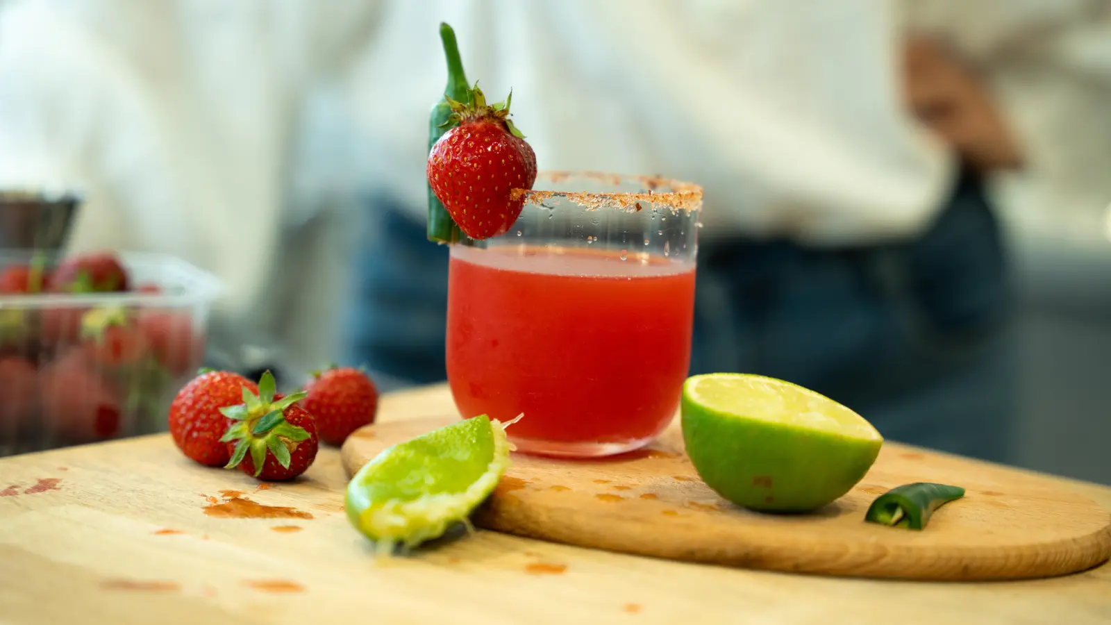 Unschuldig rot, aber mit ordentlich Biss: Spicy Erdbeer-Margarita (Bild: Lisa Stauß)