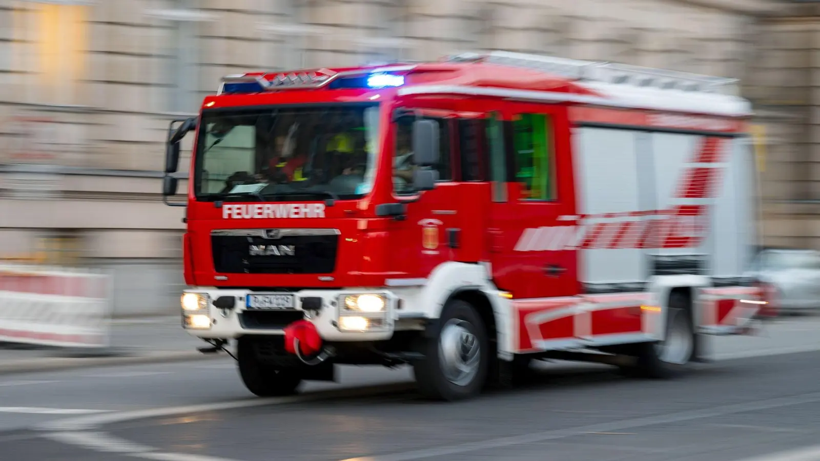 Ein Feuerwehrfahrzeug ist mit Blaulicht auf Einsatzfahrt. (Bild: Monika Skolimowska/dpa-Zentralbild/ZB/Symbolbild)