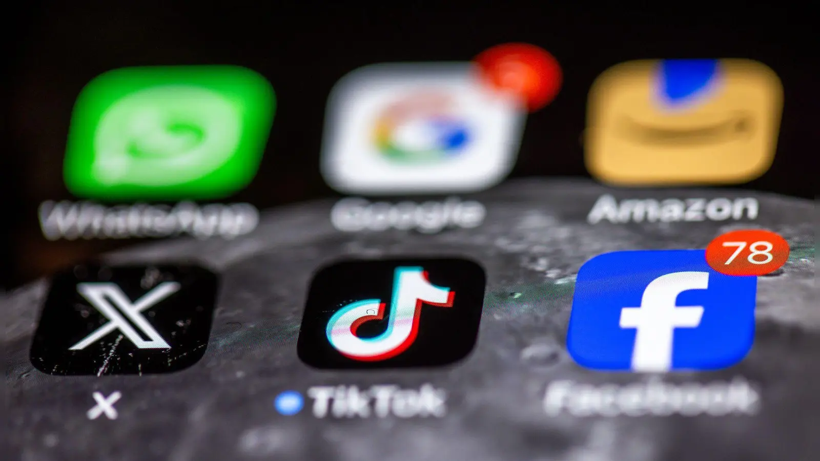Social Media sind die dominante Freizeitbeschäftigung vieler Kinder und Jugendlicher, doch laut Ifo-Umfrage sind TikTok und Co. einer großen Mehrheit in Deutschland suspekt. (Symbolbild) (Bild: Jens Büttner/dpa)