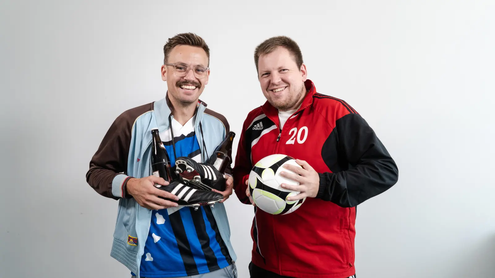 Julian Trager (l) und Matthias Schecklmann - zwei aktive Fußballspieler aus der Region und die Moderatoren des „Fehlpass”-Podcasts. (Bild: gld)