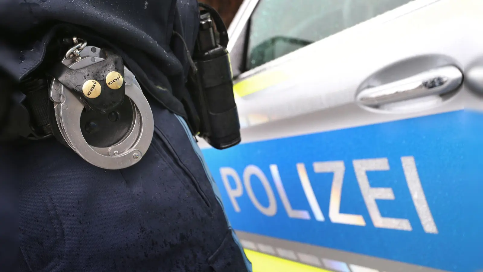 Am Regensburger Hauptbahnhof leistet eine 14-Jährige Widerstand gegen die Polizei. Die Jugendliche war als vermisst gemeldet. (Symbolbild: Karl-Josef Hildenbrand/dpa)