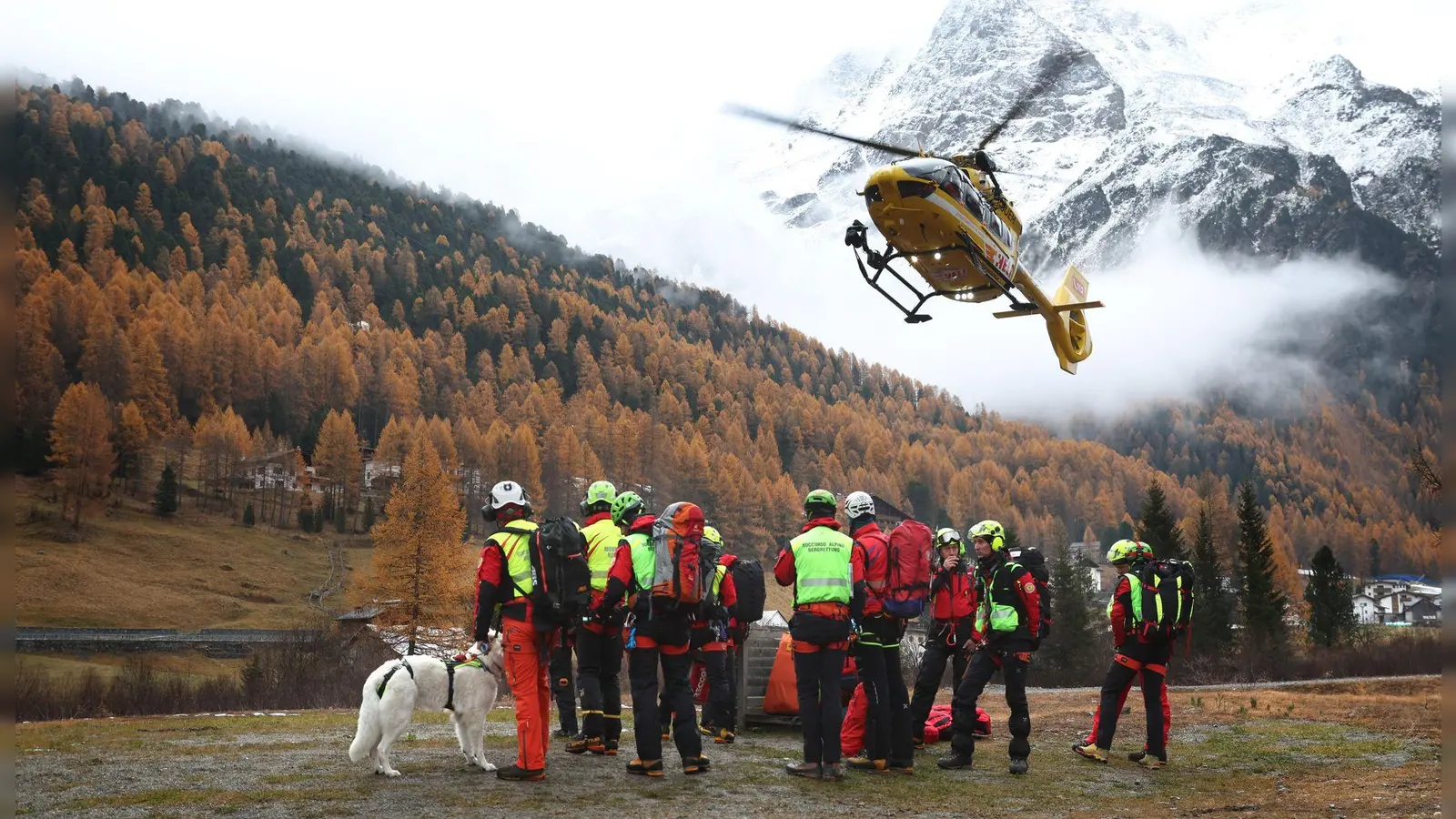 Bei der Suche war die Bergwacht auch mit einem Hubschrauber im Einsatz. (Bild: Karl-Josef Hildenbrand/dpa)