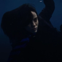 Billie Eilish allein unter Wasser. (Bild: Universal Music/dpa)