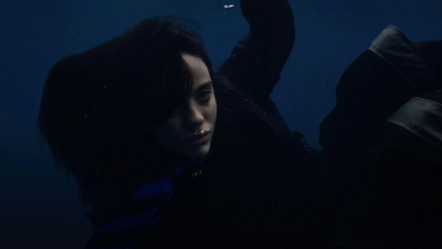 Billie Eilish allein unter Wasser. (Bild: Universal Music/dpa)