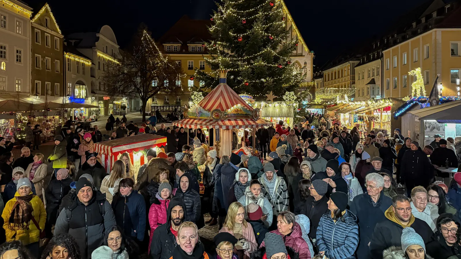 Der Weihnachtsmarkt in Amberg in seiner ganzen Pracht. Am Donnerstag, 27. November, eröffnete die Budenstadt, auf dem Marktplatz, die bis 23. Dezember geöffnet sein wird. (Bild: Stephan Huber)