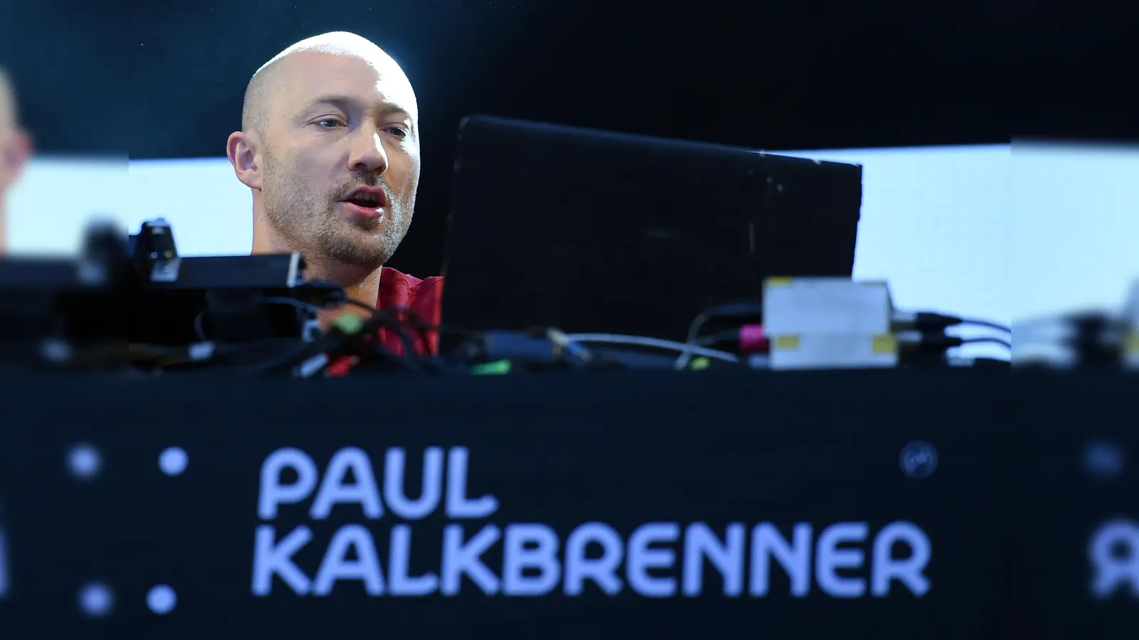 Paul Kalkbrenner (hier ein Bild aus dem Jahr 2016) tritt am 21. Juni in Regensburg auf.  (Symbolbild: Britta Pedersen/dpa)