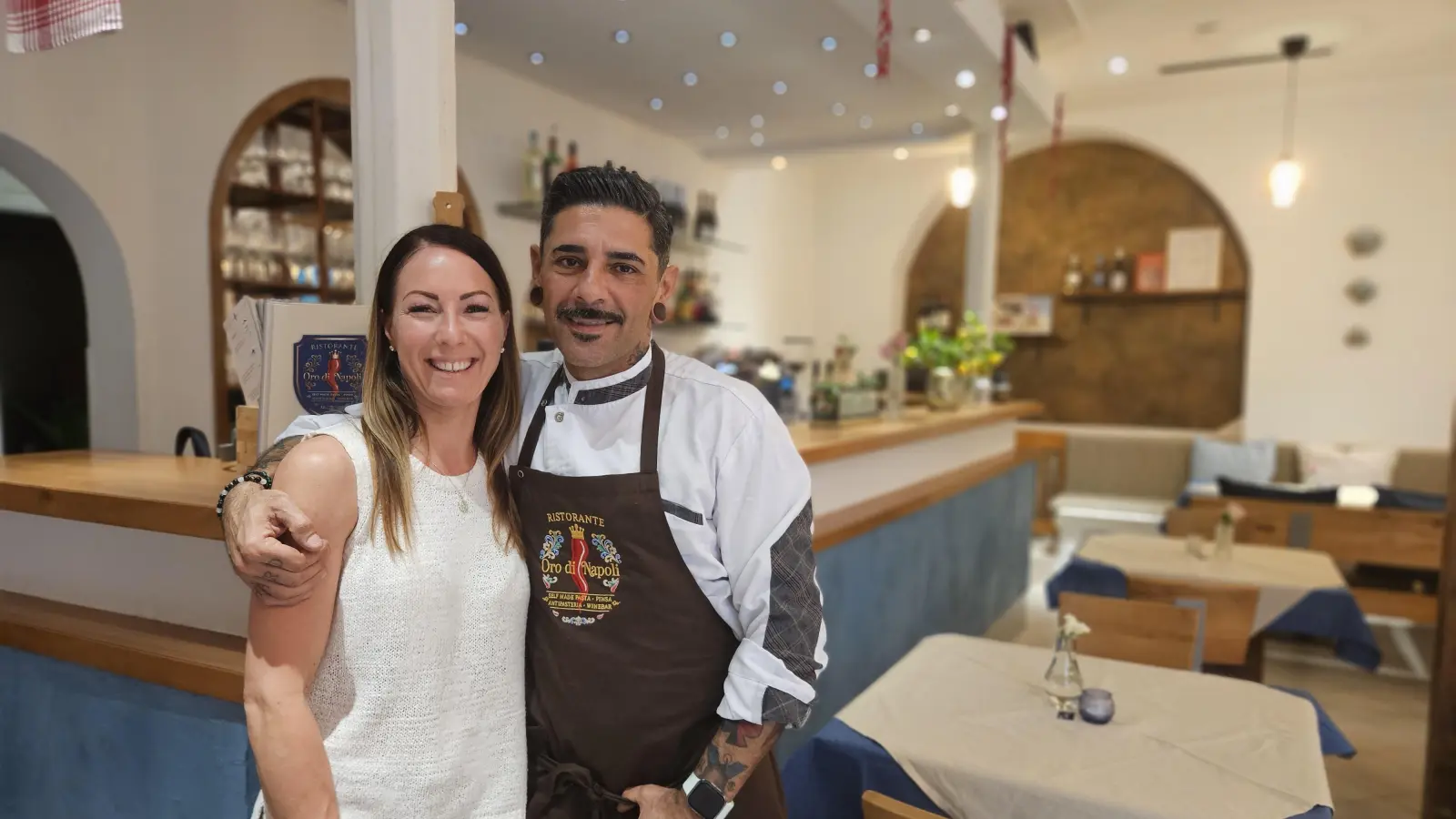 Marco und Christina Lipoma in ihrem Amberger Restaurant Oro di Napoli: Das Bild entstand nach der Eröffnung im Juni. Anfang August wurde der Betrieb eingestellt.  (Archivbild: Christopher Dotzler)