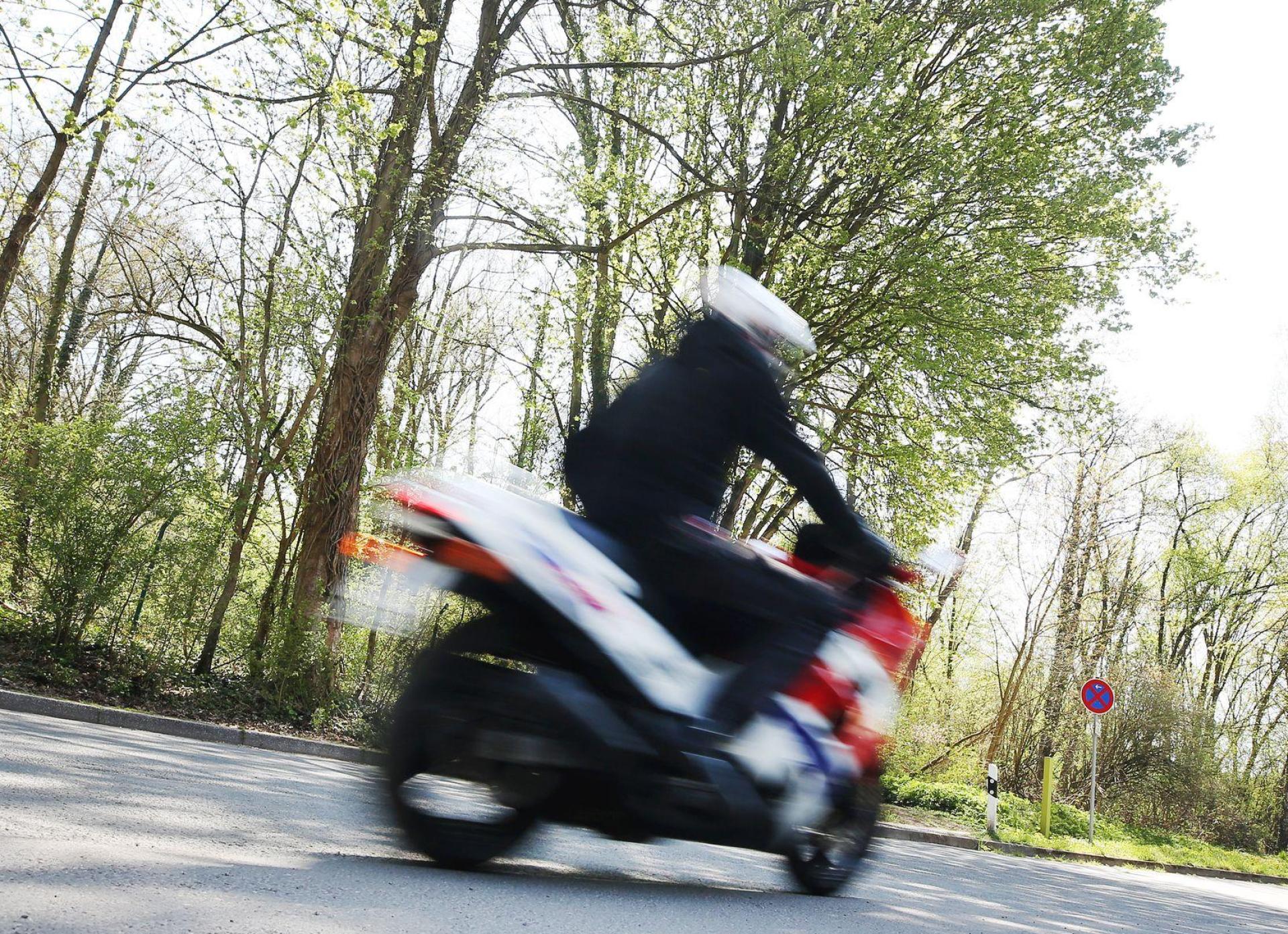 Ein 43-jähriger Mann aus Sulzbach-Rosenberg stiehlt ein Motorrad und fährt ohne Führerschein und unter Drogeneinfluss. (Symbolbild: Roland Weihrauch/dpa)