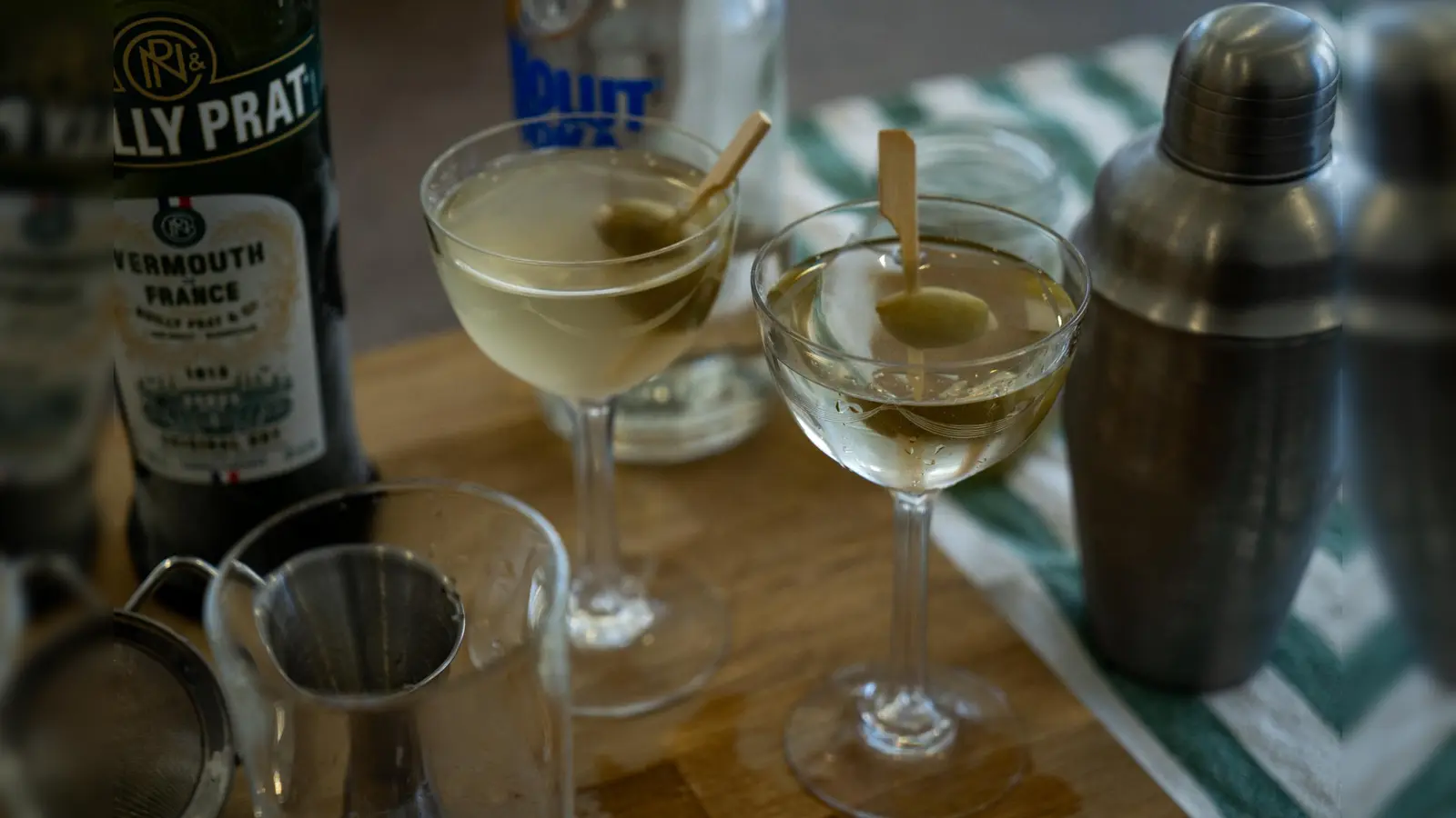 Der Dry Martini (rechts) - der Klassiker. (Bild: knz)