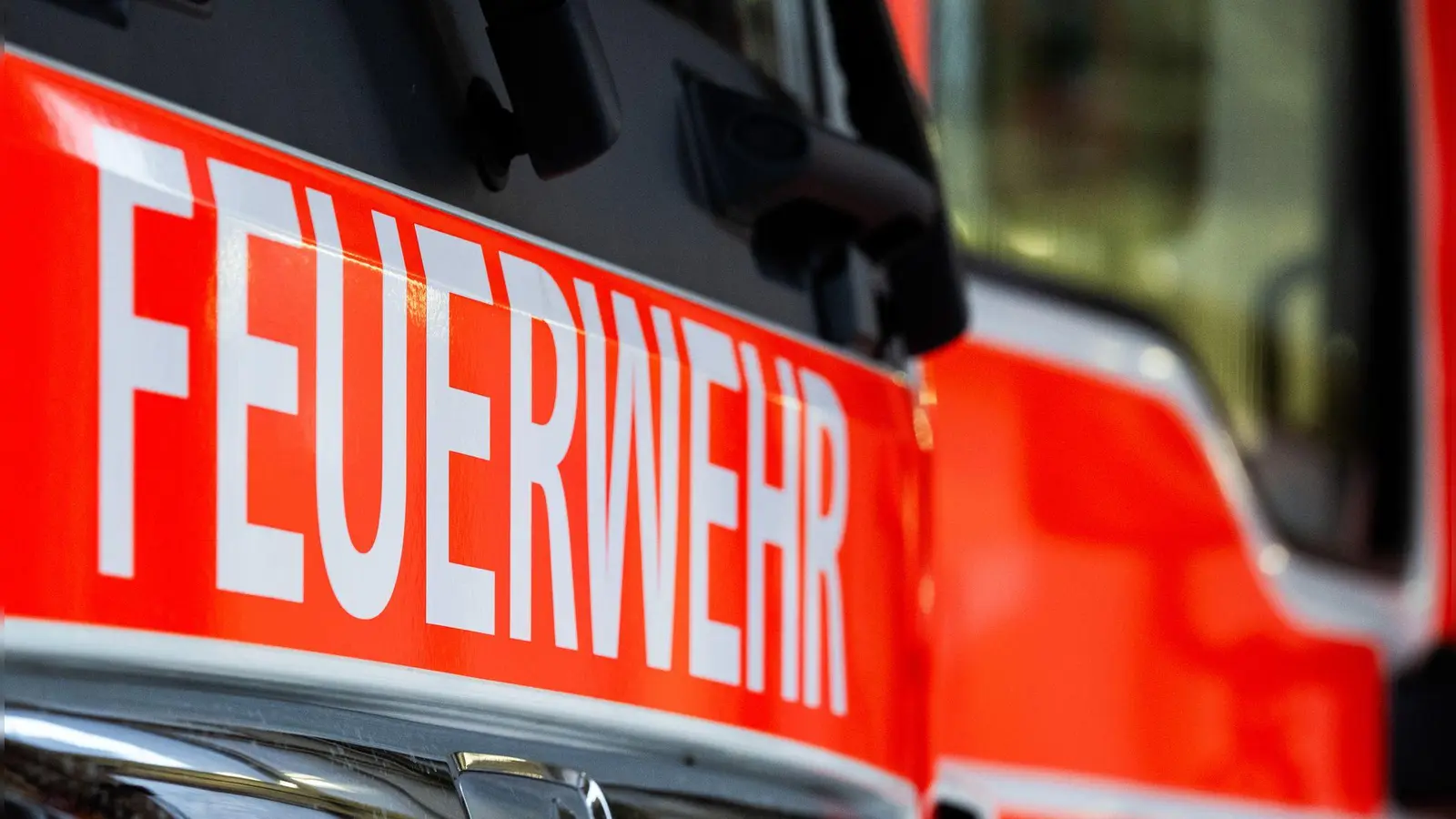 Trotz umgehend eingeleiteter Rettung und Brandbekämpfung können die Feuerwehrleute den Mann eigenen Angaben zufolge nicht retten. (Symbolbild) (Bild: Soeren Stache/dpa)