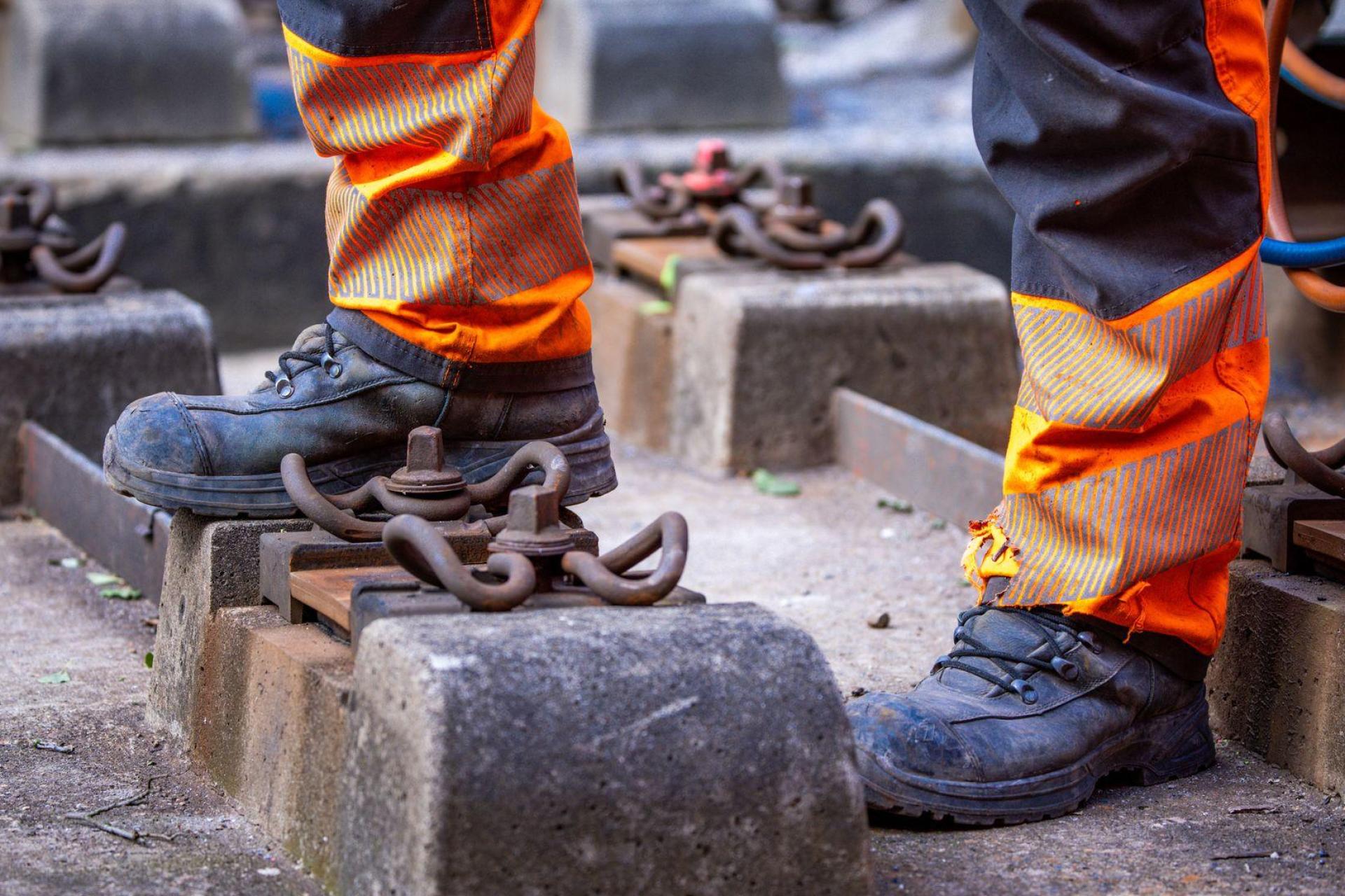 Die Arbeiter waren laut Polizei mit Gleisarbeiten in der Oberpfalz beschäftigt. (Symbolbild) (Bild: Jens Büttner/dpa)