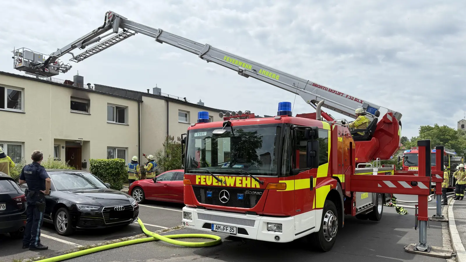 Bei einem Brand in einem Reihenhaus in Amberg ist am Sonntag großer Schaden entstanden. Die gute Nachricht ist: Es wurde niemand verletzt. (Bild: Stephan Huber)