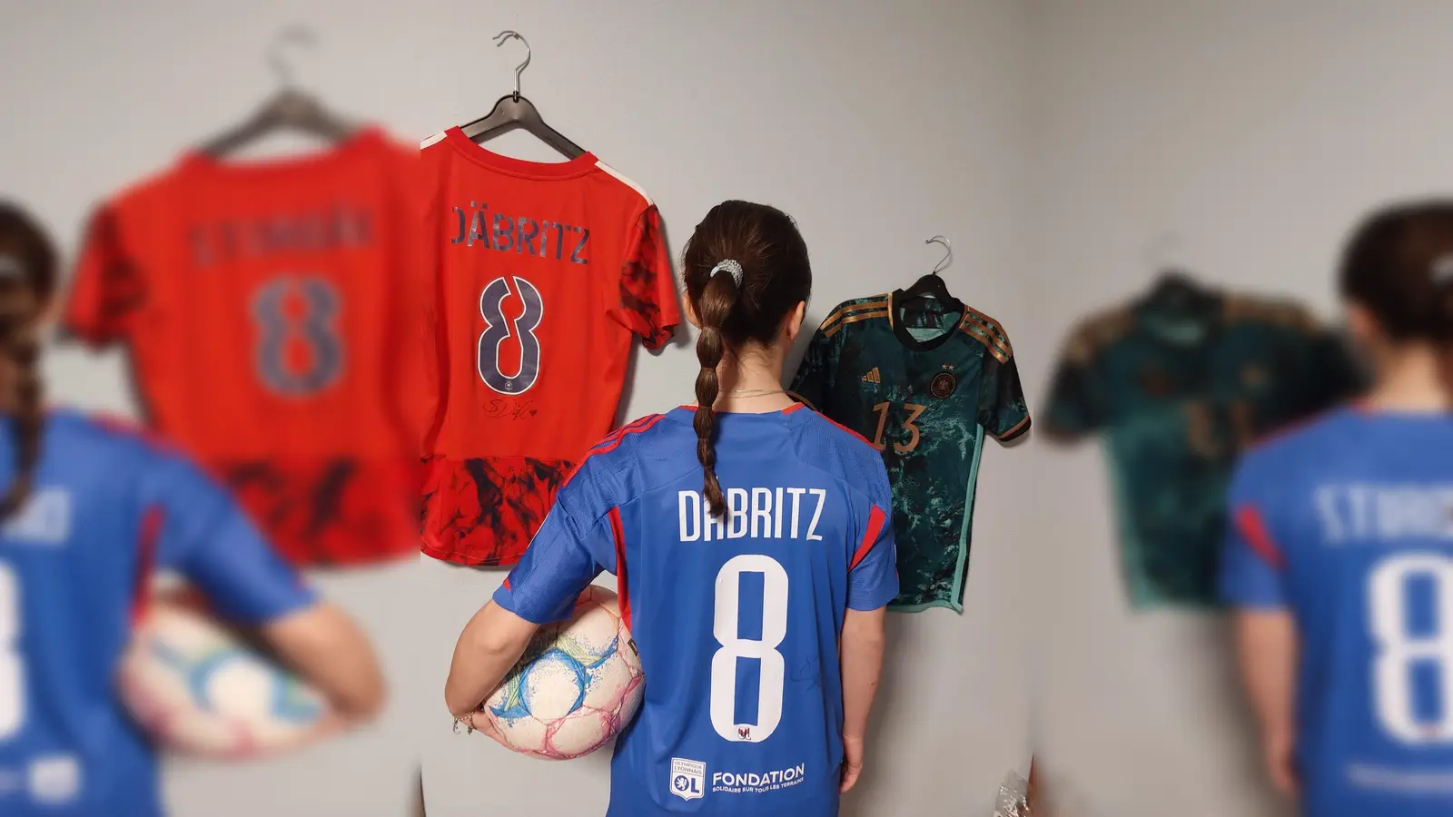 Das blaue Trikot hat Lena von Sara Däbritz bekommen, das rote hatten ihre Freunde bereits in Frankreich im Gepäck.  (Bild: ama)