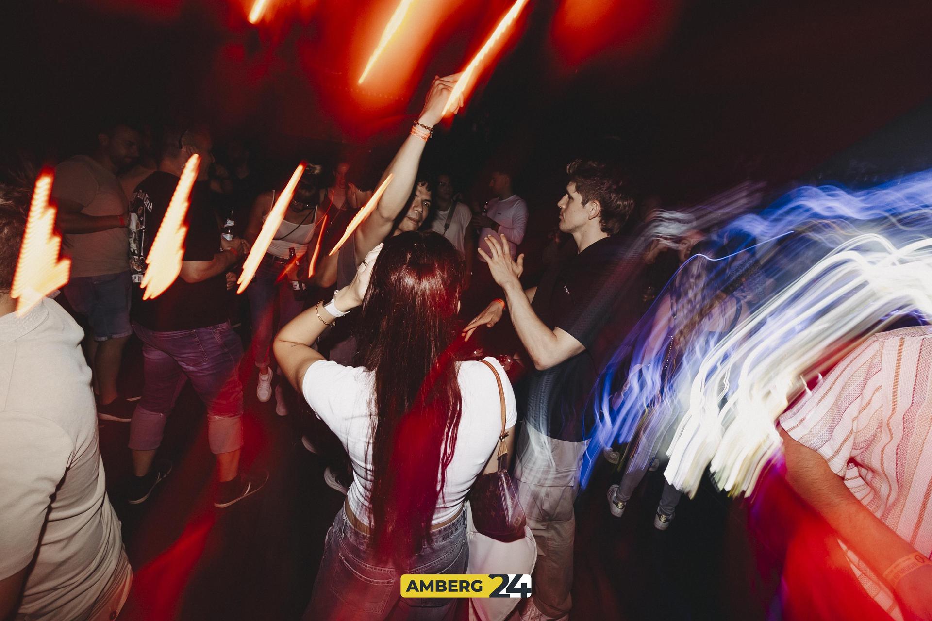 Amberg tanzt im Cave 2025! (Bild: Lolografie)