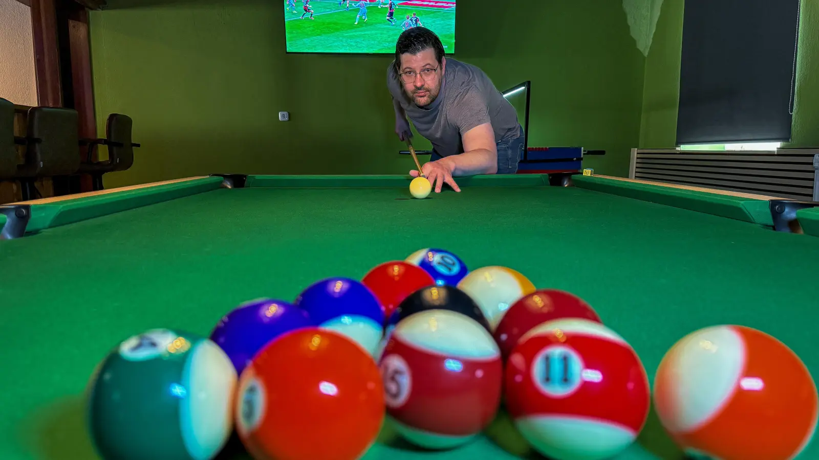 Seit Ende Januar hat die Sportbar von Philip McLarrin im Bachviertel geöffnet. Das spricht sich mittlerweile rum, immer mehr Gäste kommen – auch, um Billard zu spielen, sagt der neue Wirt. (Bild: Stephan Huber)