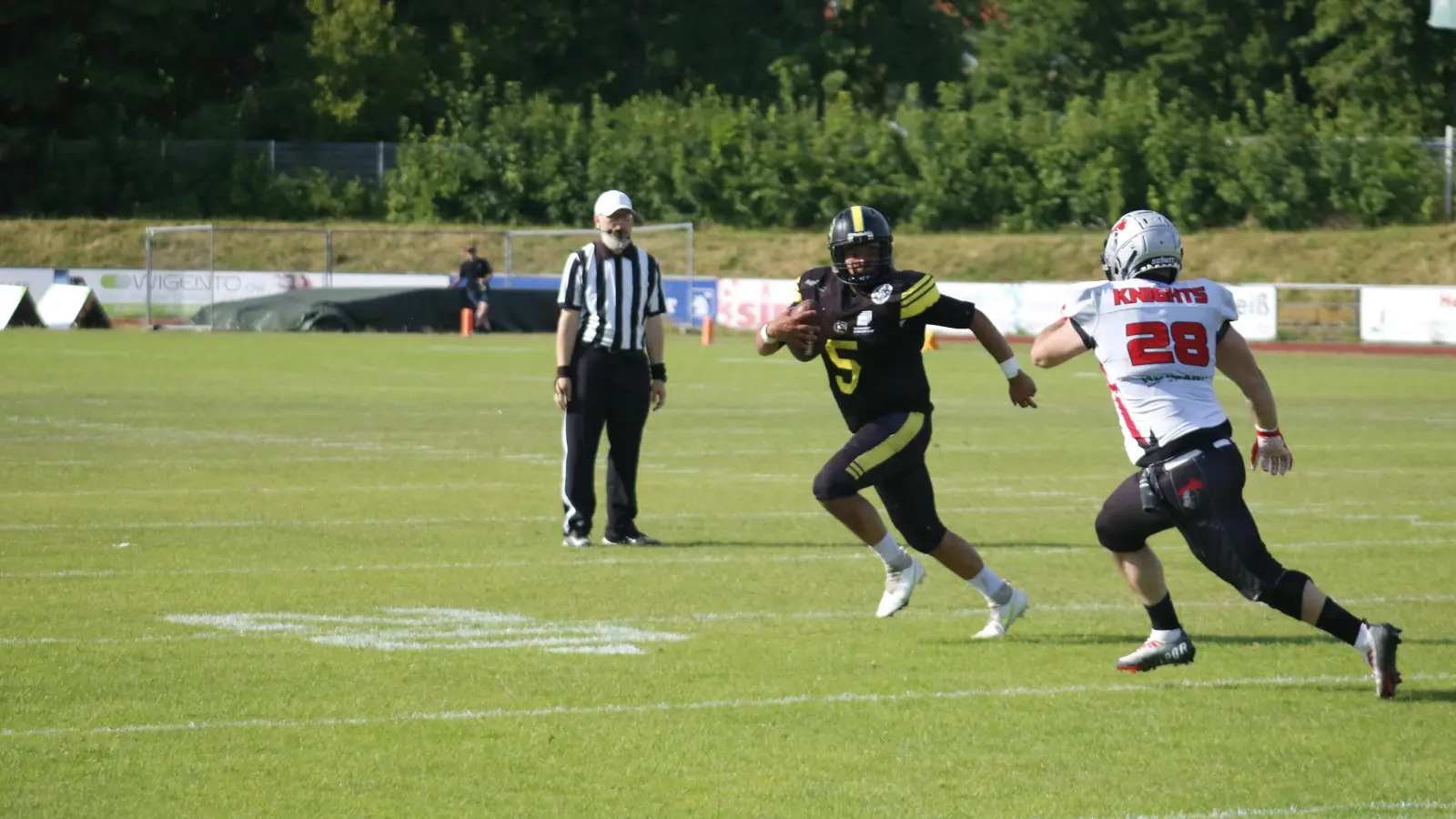 Die entscheidende Szene 1,4 Sekunden vor Schluss: Ambergs Quarterback Josh Mills (Mitte) setzte zum Touchdown an, wurde aber gestoppt.  (Bild: Michael Sandner/Amberg Mad Bulldogs)