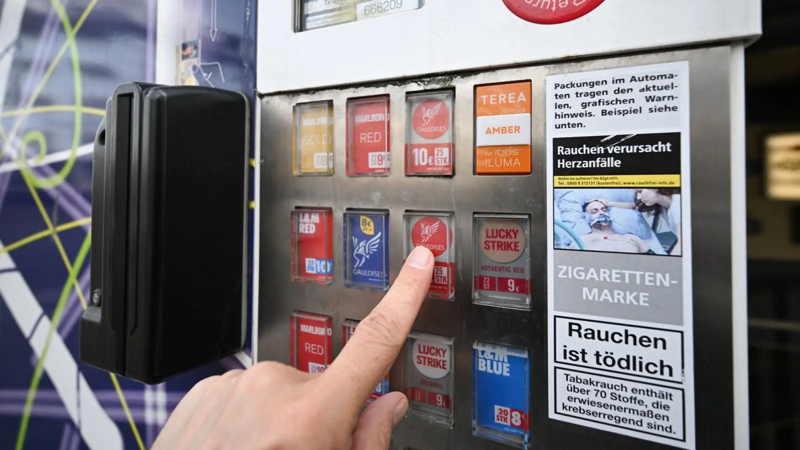 Im Großraum Regensburg sind 29 Zigarettenautomaten gestohlen und aufgebrochen worden. (Symbolbild: Bernd Weißbrod/dpa)