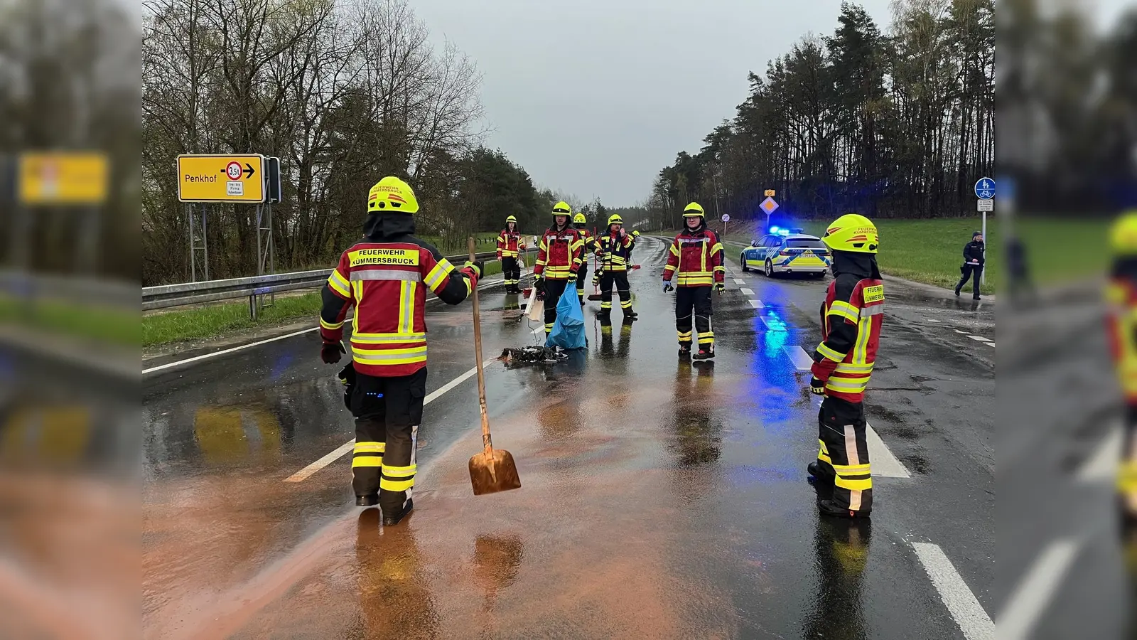 Nach einem Unfall auf der B 85 am Donnerstag, 4. April, mit vier beteiligten Fahrzeugen und etwa 30 000 Euro Schaden in der Nähe des Haidweihers kümmerte sich die Feuerwehr um die Reinigung der Fahrbahn. (Bild: Petra Hartl)