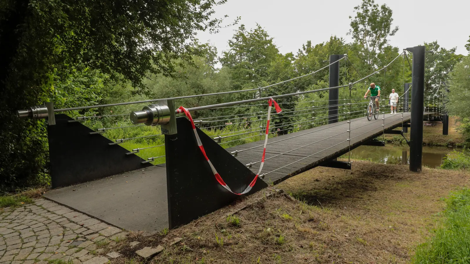 Die Brücke führt in der Nähe des Geländes vom ESV Amberg über die Vils.  (Bild: Wolfgang Steinbacher)