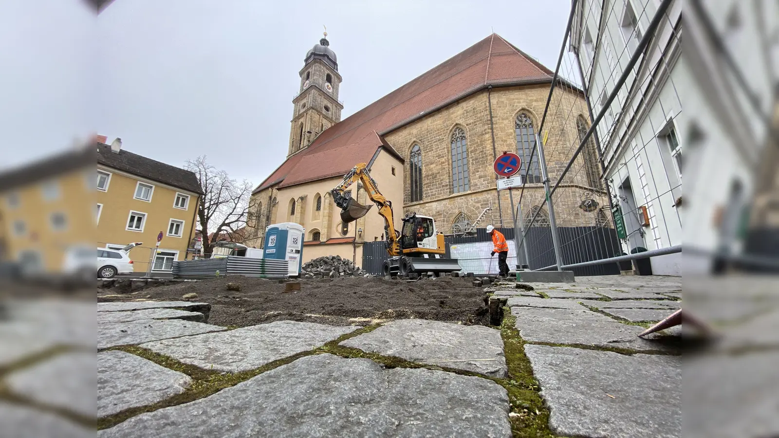 Am Salzstadelplatz in Amberg ist das Pflaster aufgerissen worden. (Bild: upl)