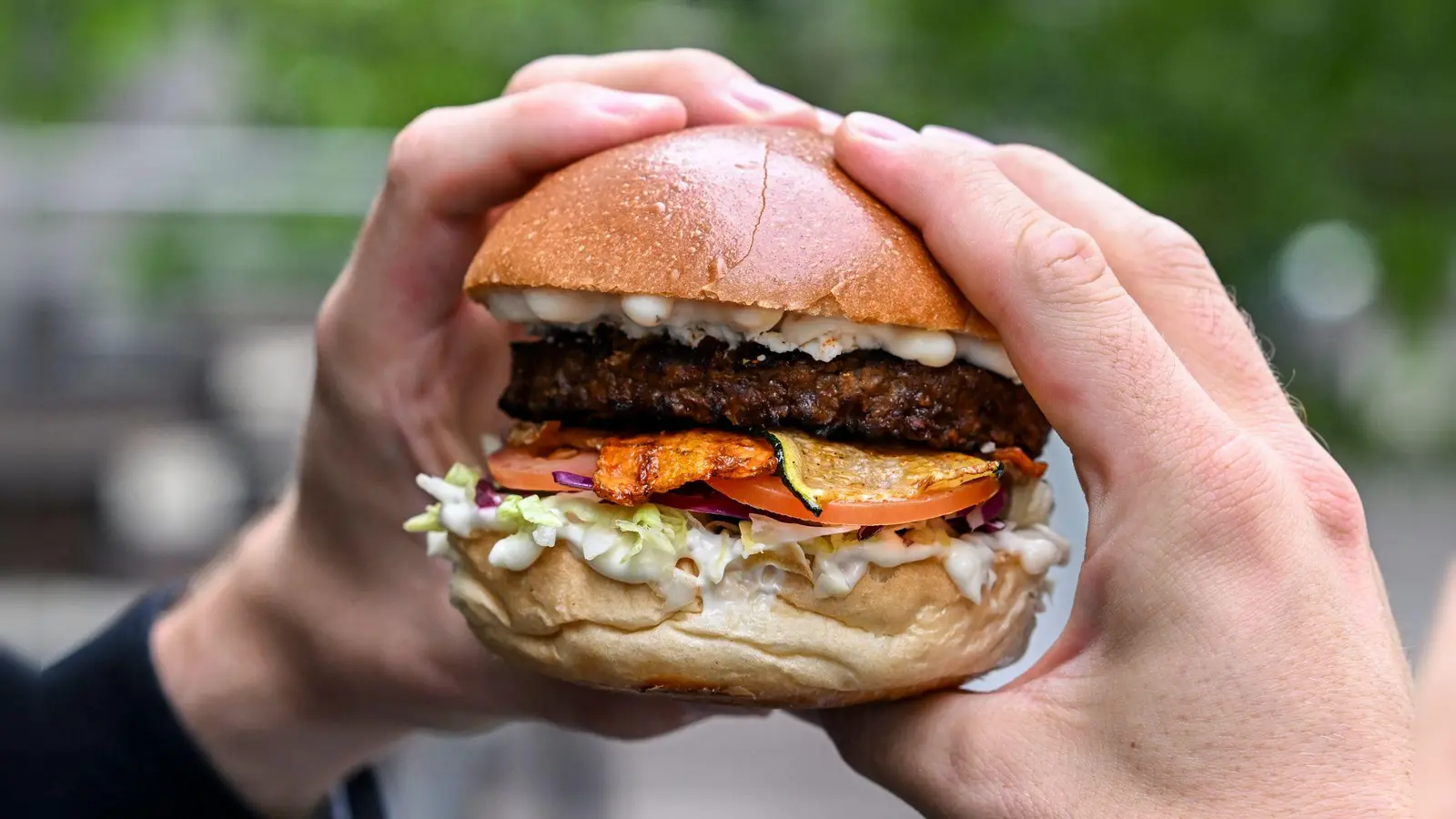 Burger mit einem vegetarischen Patty belegt. (Archivbild) (Bild: Jens Kalaene/dpa)