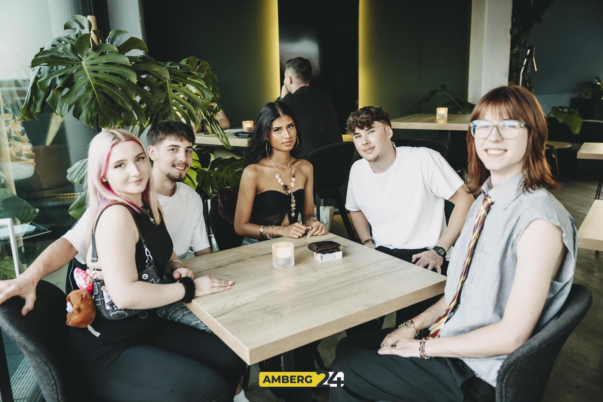 Ein Drink in der Hand, die Sonnenbrille auf der Nase und hinter der Stadt geht die Sonne unter – das ist der Vibe vom Sundowner in der Walküre Skybar. Das sind die besten Fotos vom Abend. (Bild: Lolografie)