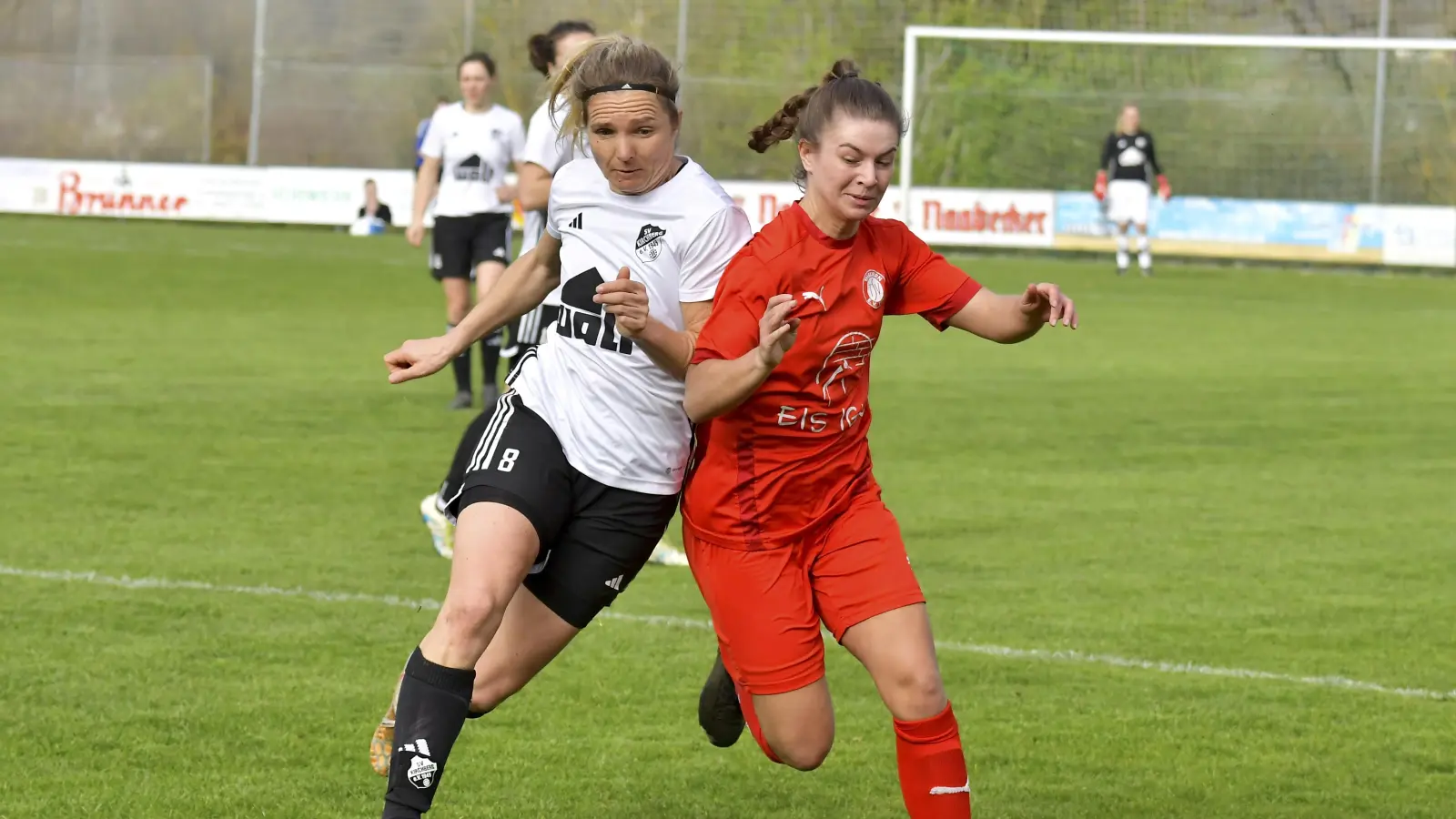 Auch Anna Luschner (rechts/Szene aus einem früheren Spiel) traf für Theuern in Ingolstadt. (Archivbild: Hubert Ziegler)