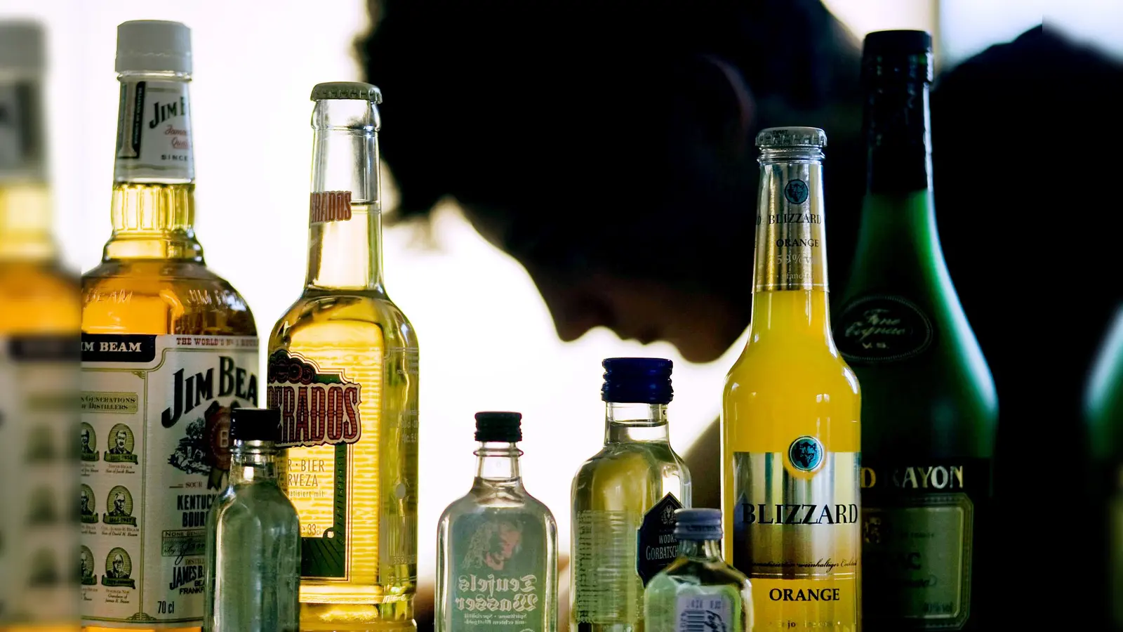 Eine Alkoholvergiftung wird durch übermäßigen Alkoholkonsum verursacht.  (Symbolbild: Jens Büttner/dpa)