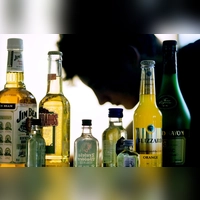 Eine Alkoholvergiftung wird durch übermäßigen Alkoholkonsum verursacht.  (Symbolbild: Jens Büttner/dpa)