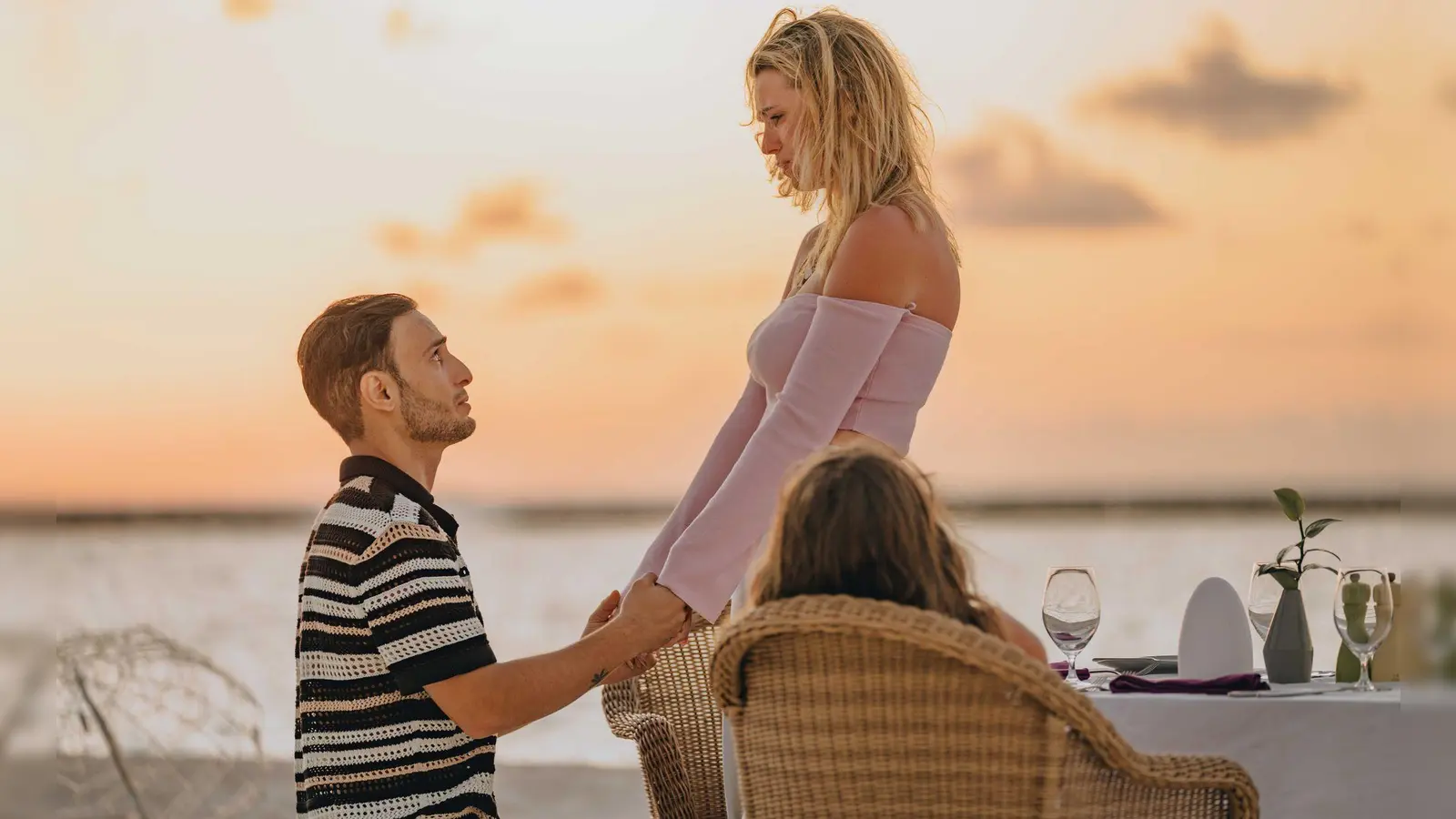 GZSZ-Star Timur Ülker hat seiner Freundin Caroline am Strand einen Antrag gemacht - die beiden Kinder waren lebhafte Zeugen. (Bild: Raaya by Atmosphere/dpa)