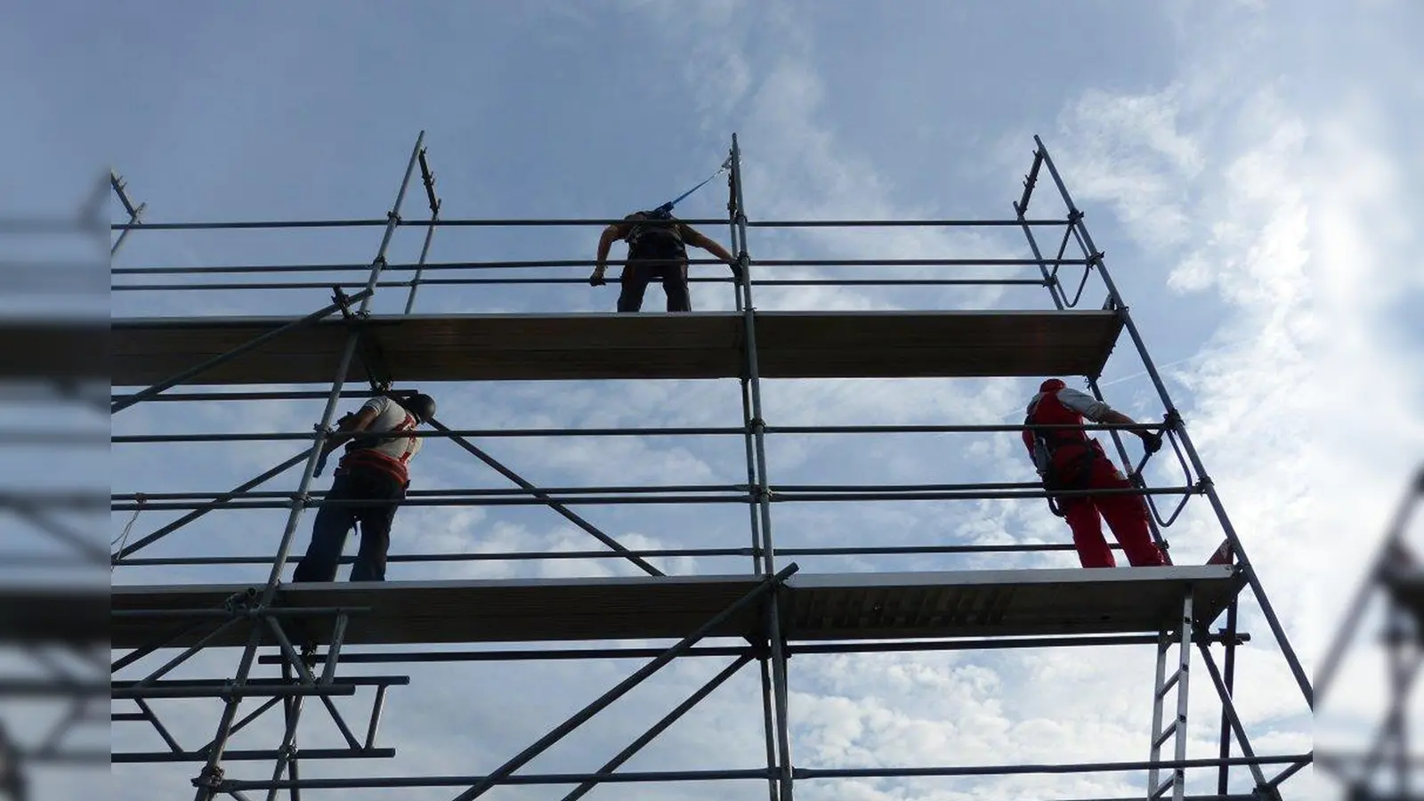 Drei Handwerker fordern von einem Rentner in Birgland einen überhöhten Preis für Arbeiten. Die Polizei greift ein. (Symbolbild: Bundesinnung für das Gerüstbau)