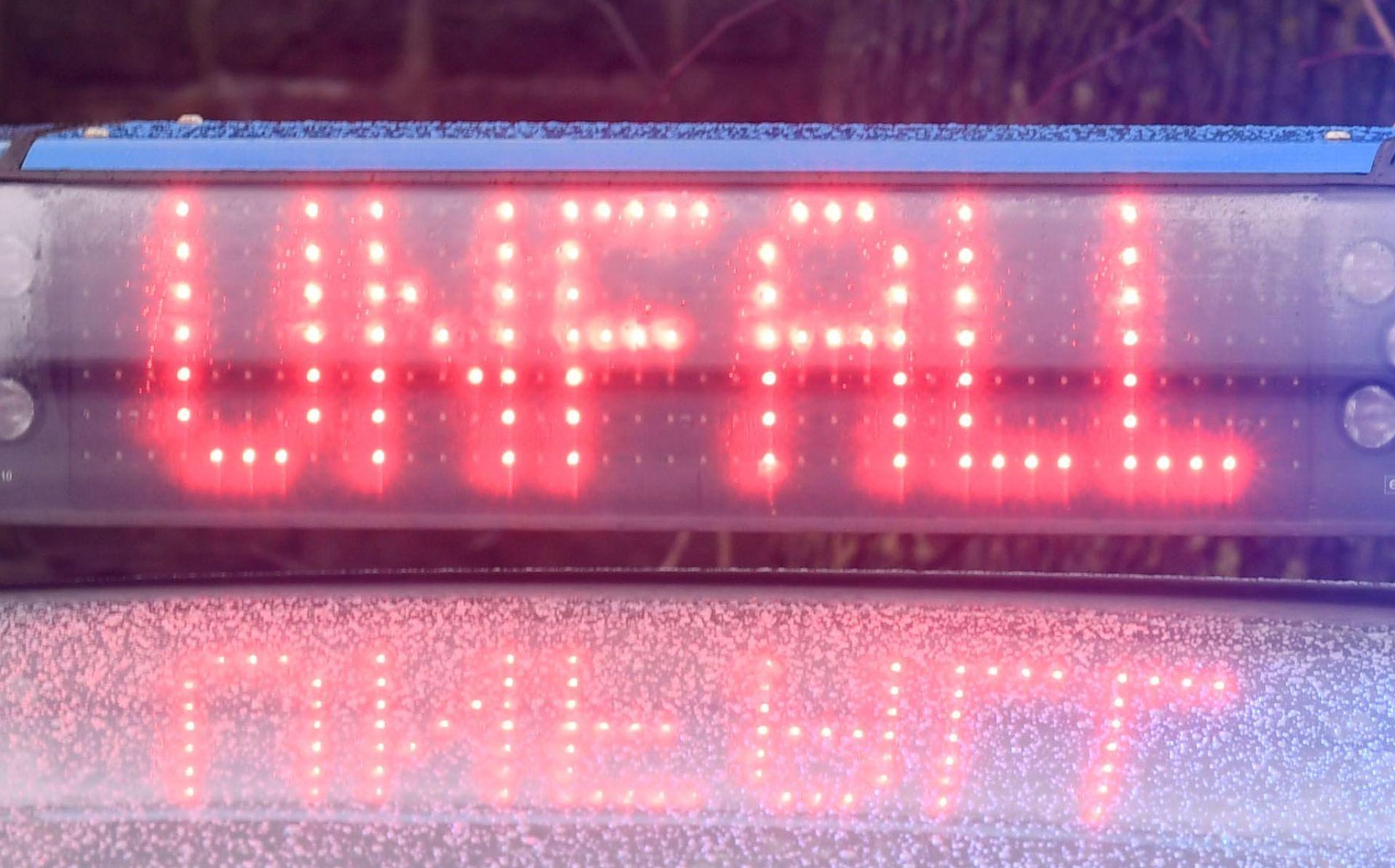 Ein Leichtkraftrad geriet in Kümmersbuch in den Gegenverkehr.  (Symbolbild: Carsten Rehder/dpa)