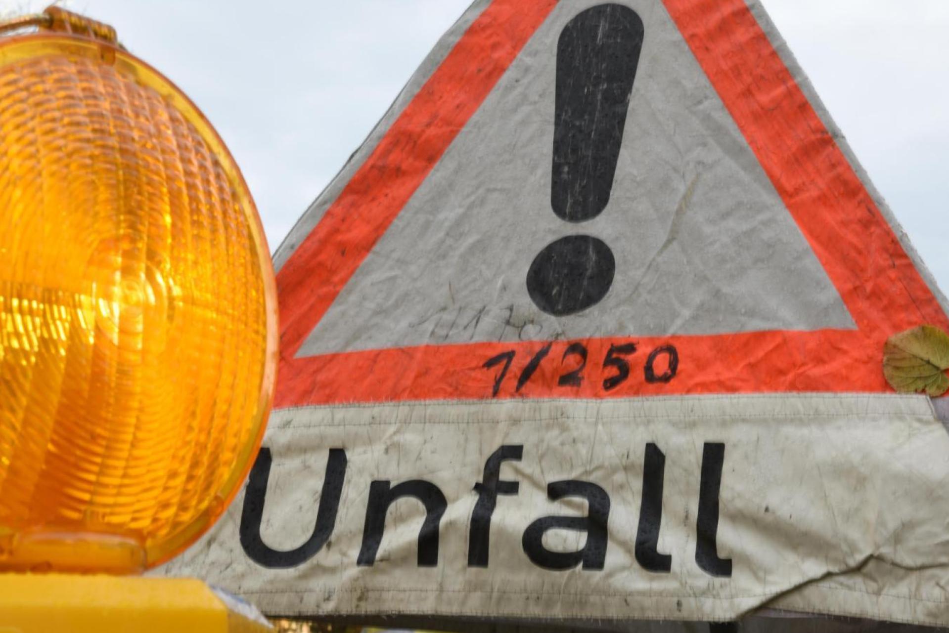 Eine 54-Jährige setzte sich betrunken hinters Steuer - und verursachte später mehrere Unfälle.  (Symbolbild: Patrick Seeger)