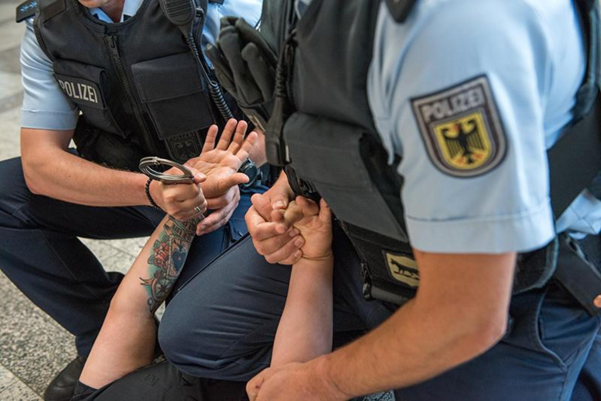 Ein Mann attackiert am Eingang des Bahnhofs in Schwandorf einen 35-Jährigen. Die Bundespolizei ermittelt wegen gefährlicher Körperverletzung.  (Symbolbild: Bundespolizei)