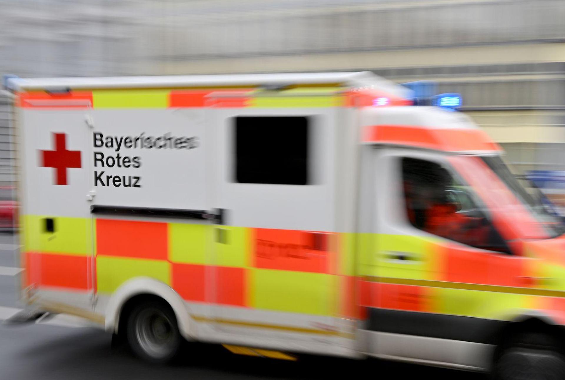 Der Mann kam mit schweren Verletzungen in ein Klinikum. (Symbolbild) (Bild: Peter Kneffel/dpa)