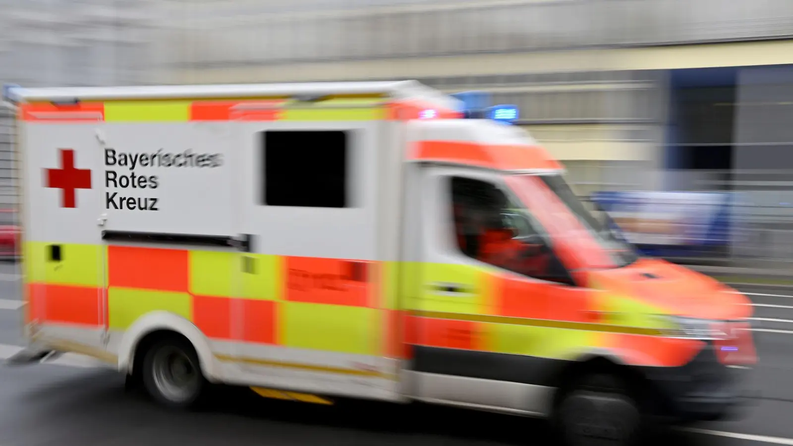 Der Mann kam mit schweren Verletzungen in ein Klinikum. (Symbolbild) (Bild: Peter Kneffel/dpa)