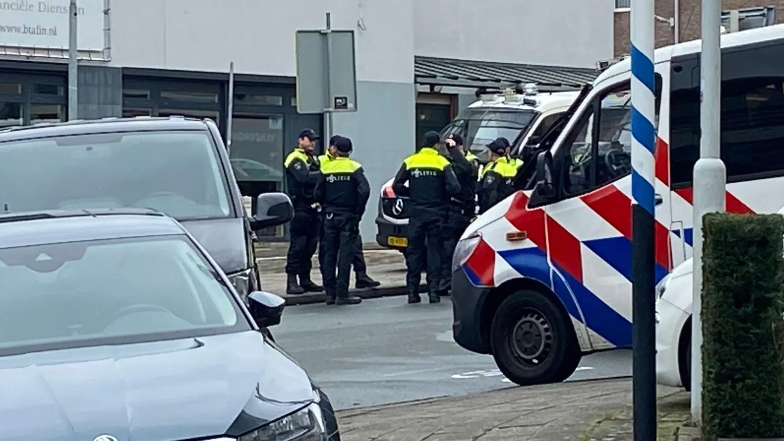 In der niederländischen Stadt Ede rückte die Polizei aufgrund einer Geiselnahme zu einem Großeinsatz aus. (Bild: Aleksandar Furtula/AP/dpa)