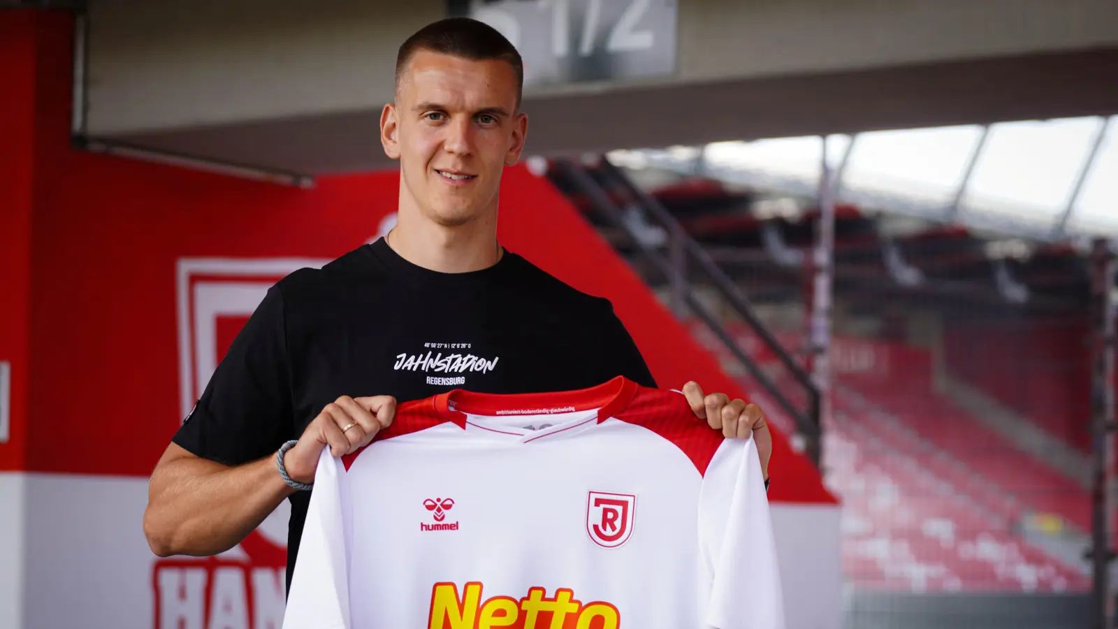 Florian Dietz trägt künftig das Trikot des SSV Jahn Regensburg. (Bild: Gschlößl / SSV Jahn)