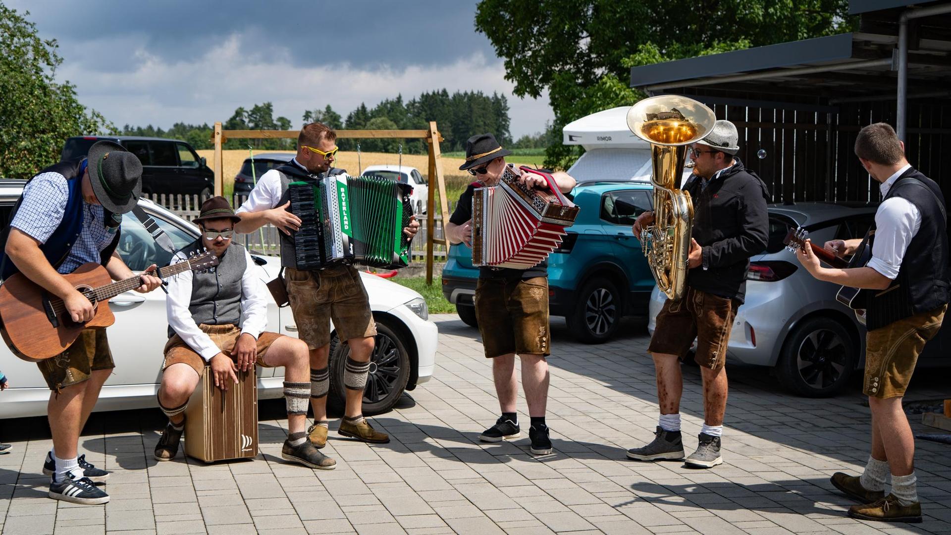 Die Musikanten treiben den Ritzenfelder Kirwaleuten ein. (Bild: knz)