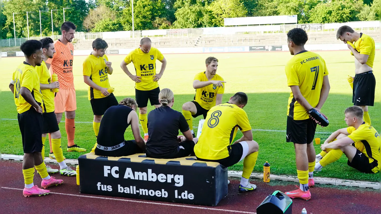 Mario Zitzmann (knieend), und Friedrich Lieder (links) sind das neue Trainer-Duo beim FC Amberg.  (Bild: ref)