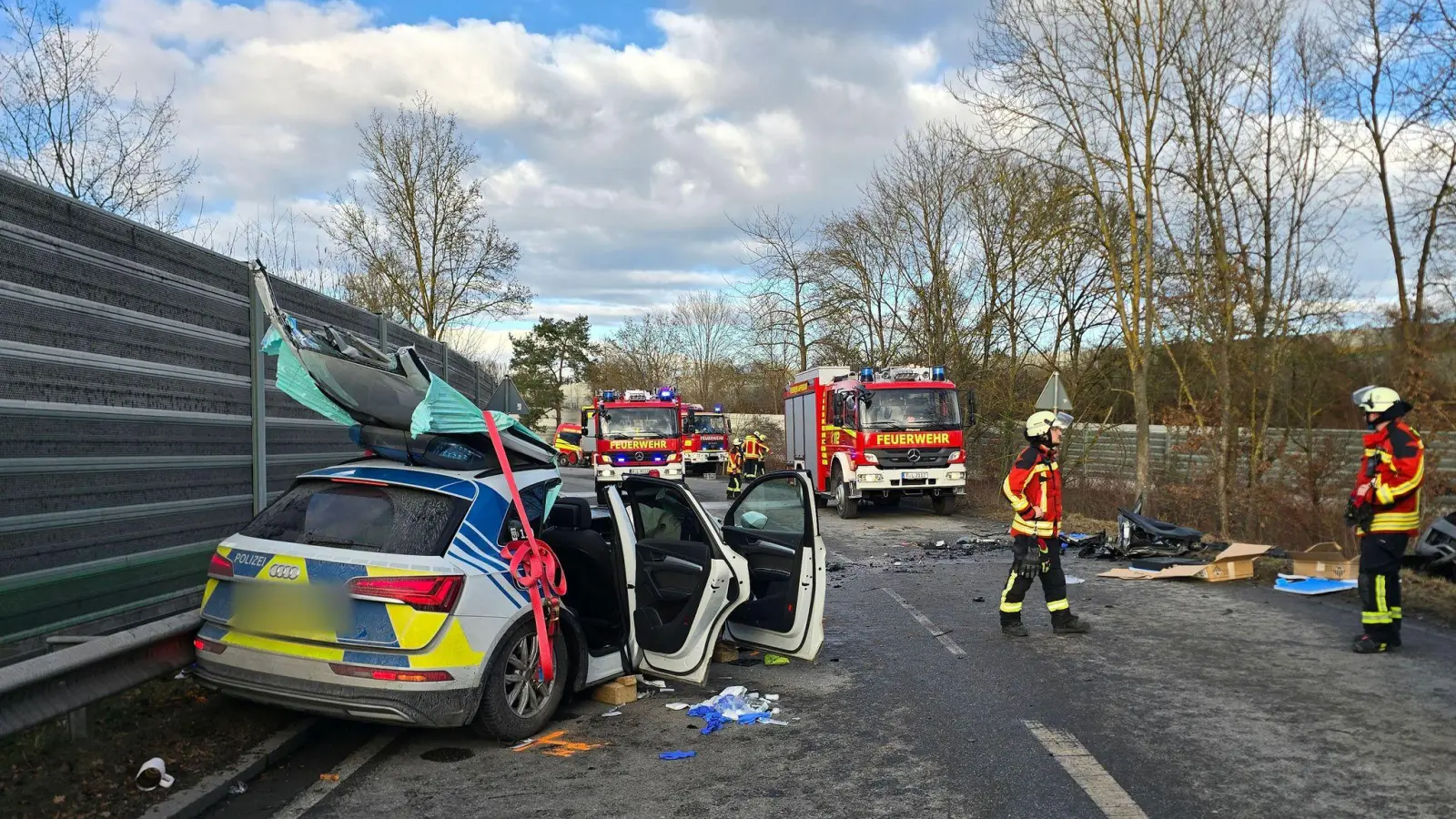 Bei einem Verkehrsunfall mit drei Fahrzeugen, darunter ein Polizeiauto, sind vier Menschen verletzt worden.  (Bild: Moller-Schuh/Vifogra GmbH/dpa)