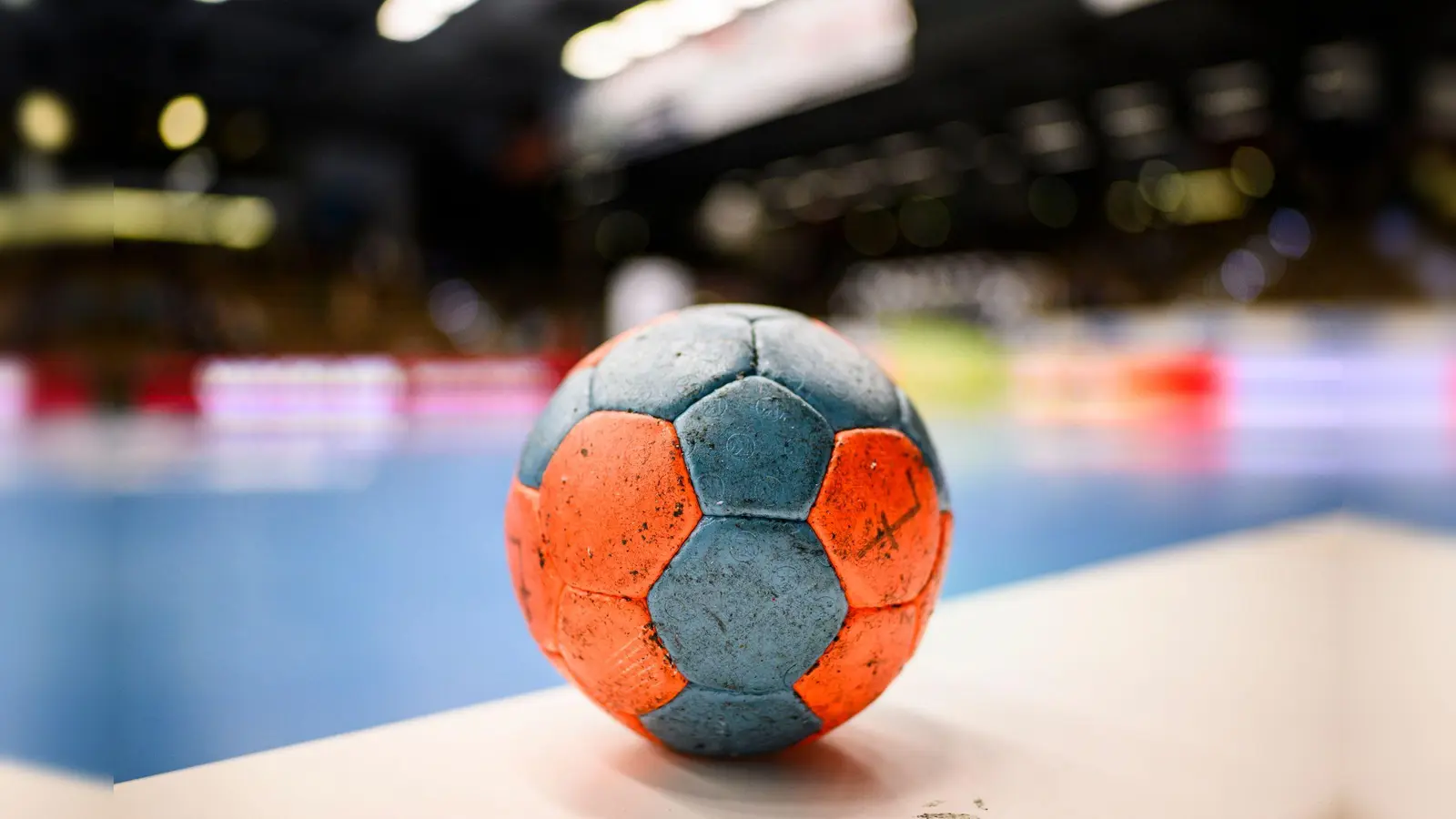 Die A-Junioren des HC Sulzbach haben sich mit einem Sieg gegen den SC Vöhringen die Vizemeisterschaft in der Regionalliga gesichert.  (Symbolbild: Tom Weller/dpa)