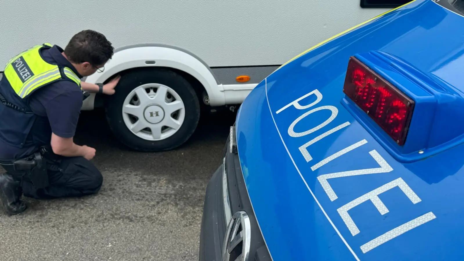 Die Verkehrspolizei Amberg bietet Campern die Möglichkeit, ihre Wohnwagen und Wohnmobile kostenlos verwiegen zu lassen. (Bild: Verkehrspolizeiinspektion Amberg)