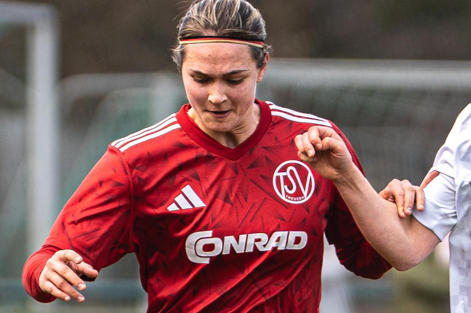 Der Treffer von Susanne Stich (links) reichte den Bayernliga-Fußballerinnen des TSV Theuern zum Sieg gegen Schwaben Augsburg.  (Bild: Hannah Dirscherl)