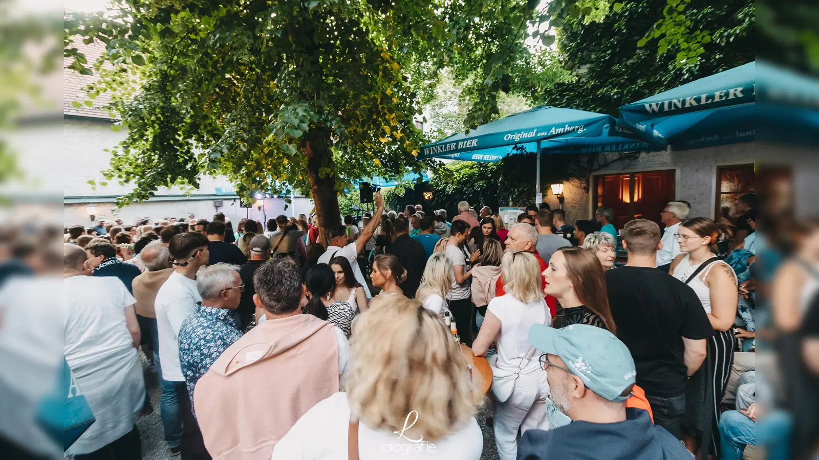Gute Stimmung bei Johnny Gold im Winkler Biergarten auf dem Altstadtfest 2024. (Archivbild: Lolografie)