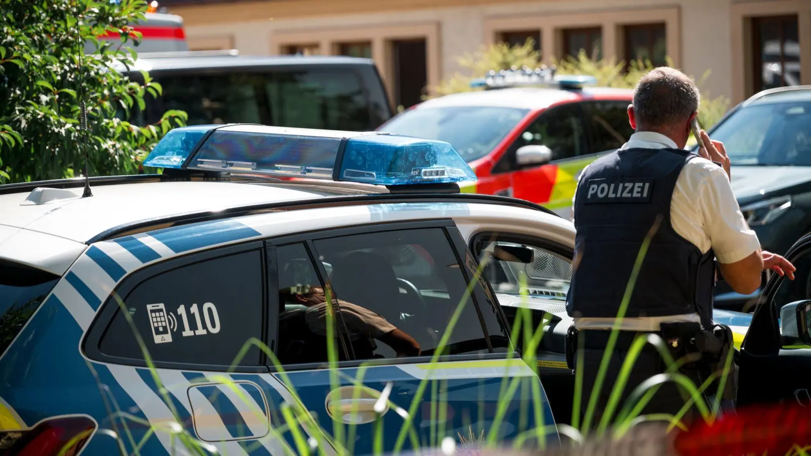Zahlreiche Kräfte von Polizei und Rettungsdienst rückten aus. (Bild: Daniel Vogl/dpa)